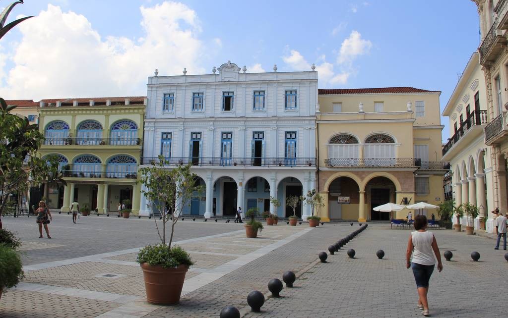 Die ausgemusterten Kugeln der Kanonen dienen in ganz Havanna als Begrenzungen von Straßen und Plätze, wie hier auf dem Plaza Vieja.