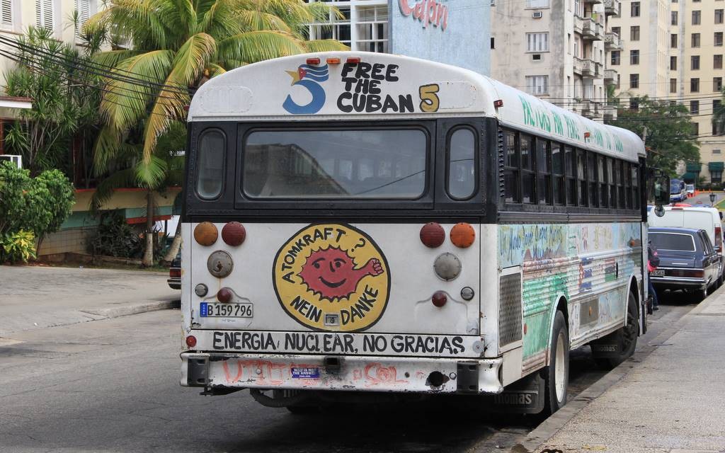 Umweltpolitische Botschaft an einem Bus in Havanna: Atomkraft? Nein, danke!