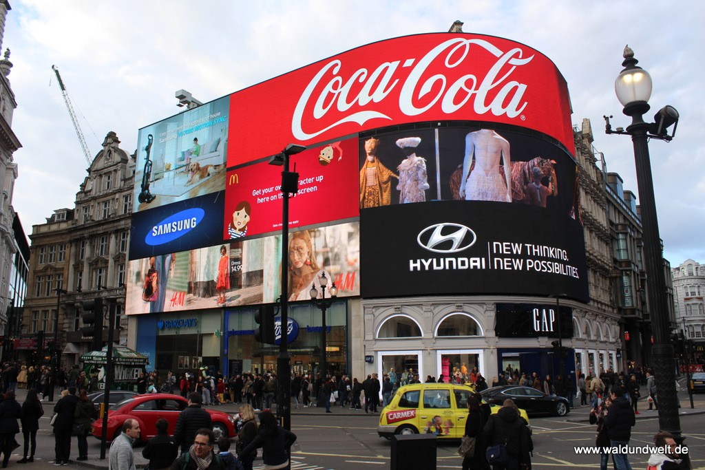 Weltbekannte Leuchttafeln mit Großformat-Werbung am Piccadilly Circus.