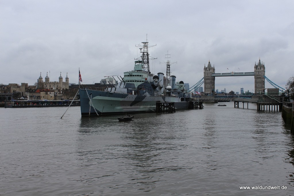 Nähert man sich der Tower Bridge auf der Südseite der Themse von Westen her, kommt man am alten Kriegsschief HMS Belfast vorbei.