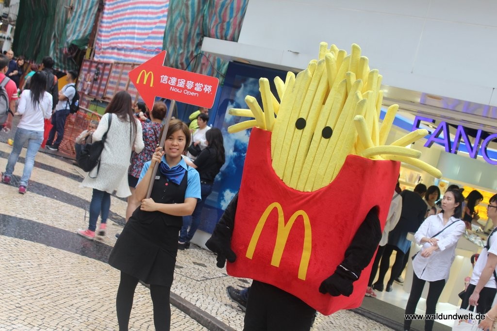 Fällt zwar auch in die Kategorie "Essen & Trinken" - mit typisch Macau hat dies aber nichts zu tun. Trotzdem: Die Art und Weise, wie in der chinesischen Sonderverwaltungszone für den amerikansichen Fast Food Giganten McDonald's geworben wird, ist zumindest ein kleines Schmunzeln wert.