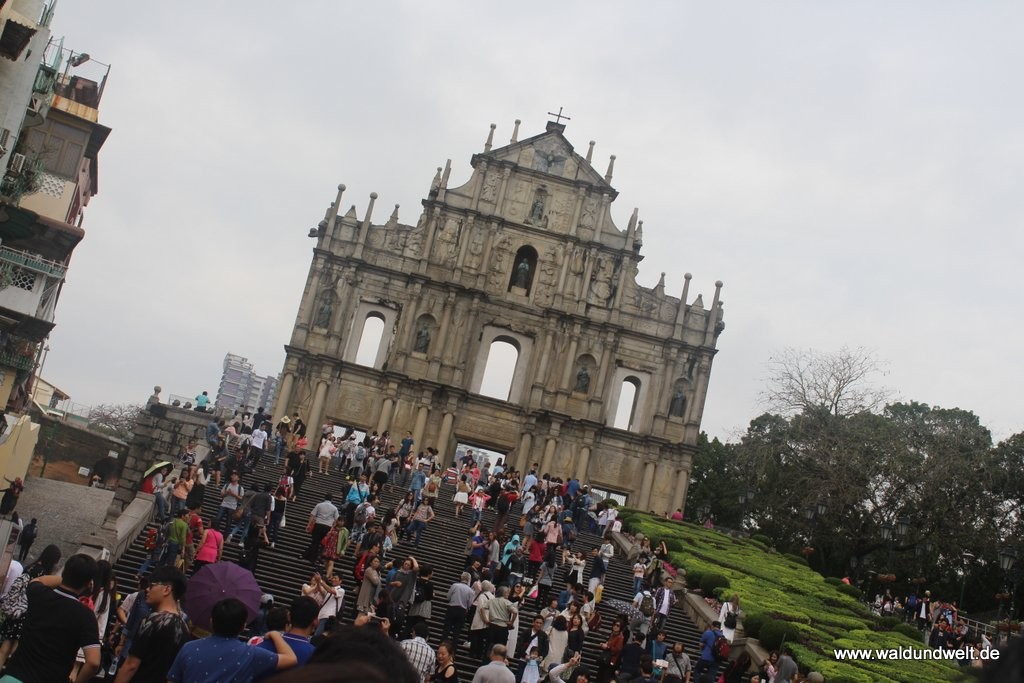 Eines der bekanntesten Wahrzeichen von Macau sind die Ruinen der Pauluskirche, besser gesagt die ehemalige Front des Gotteshauses, die als letzter Rest des historischen Gebäudes noch erhalten ist. Ein Brand im Jahr 1835 zerstörte das Gebäude, das im 17. Jahrhundert errichtet wurde, nahezu vollständig.